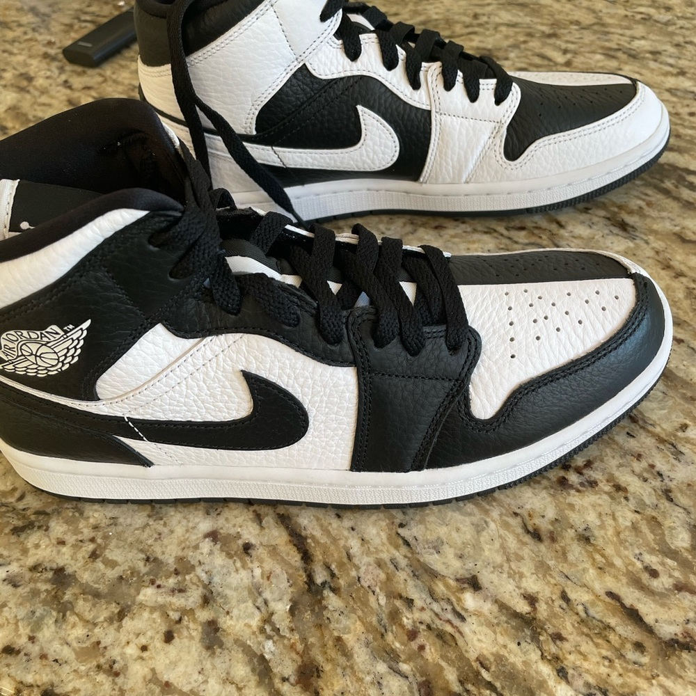 Nike women 9.5 black/white